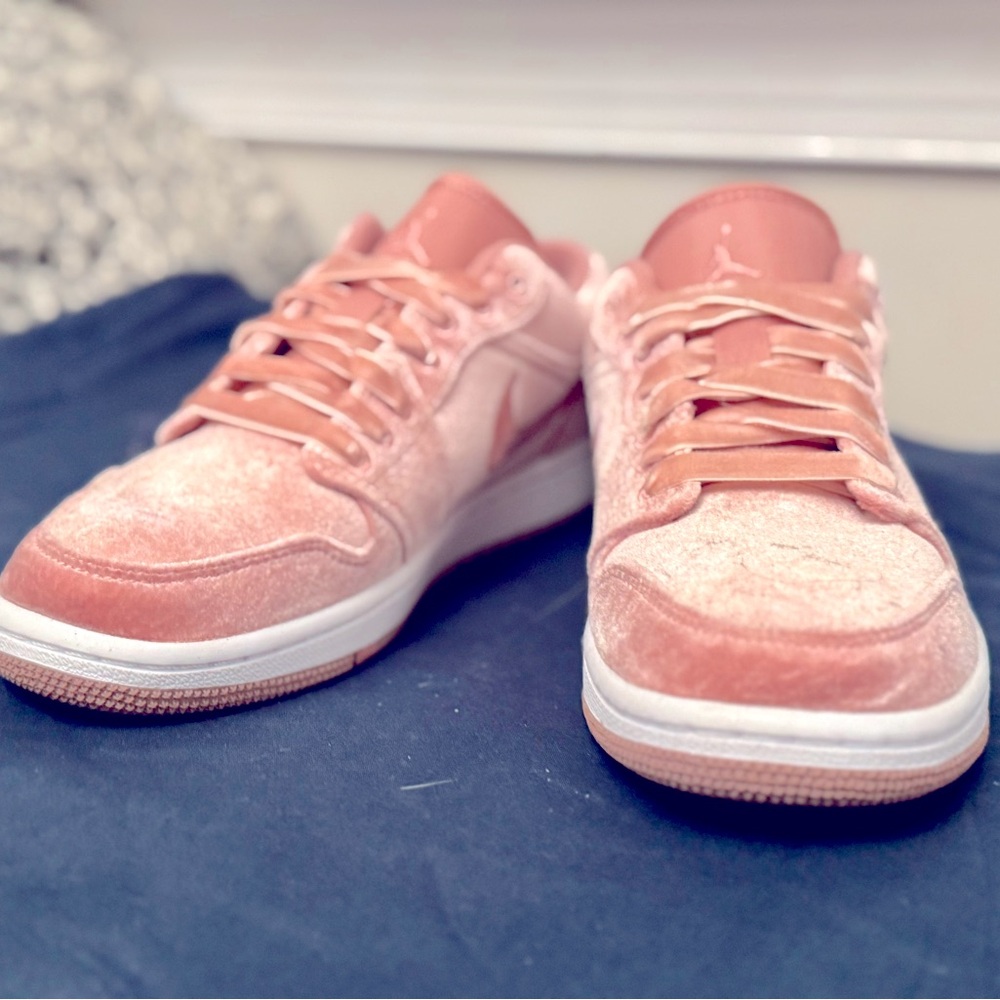 2022 Wmns Air Jordan 1 Low SE 'Pink Velvet' | Sz 8 - Picture 2 of 12
